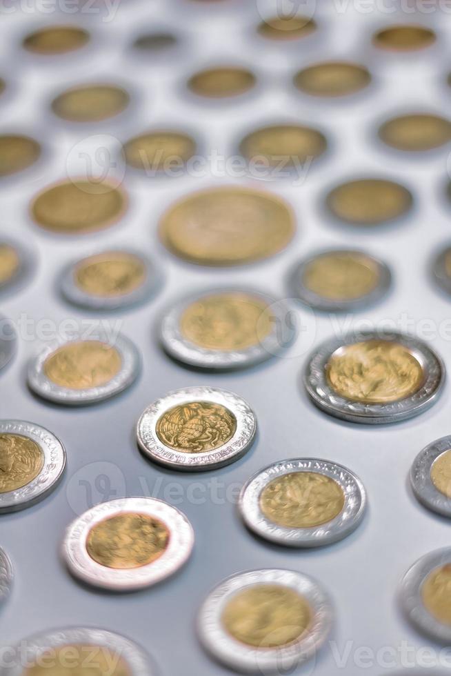 pesos de monedas mexicanas con espacio de copia foto