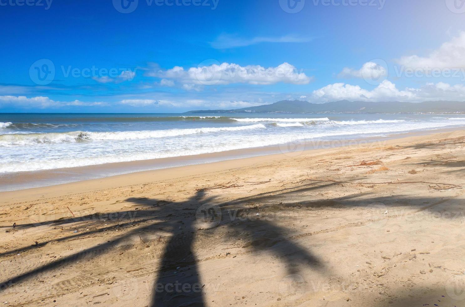 paisaje de fondo con palmeras nubes mar y cielo azul foto