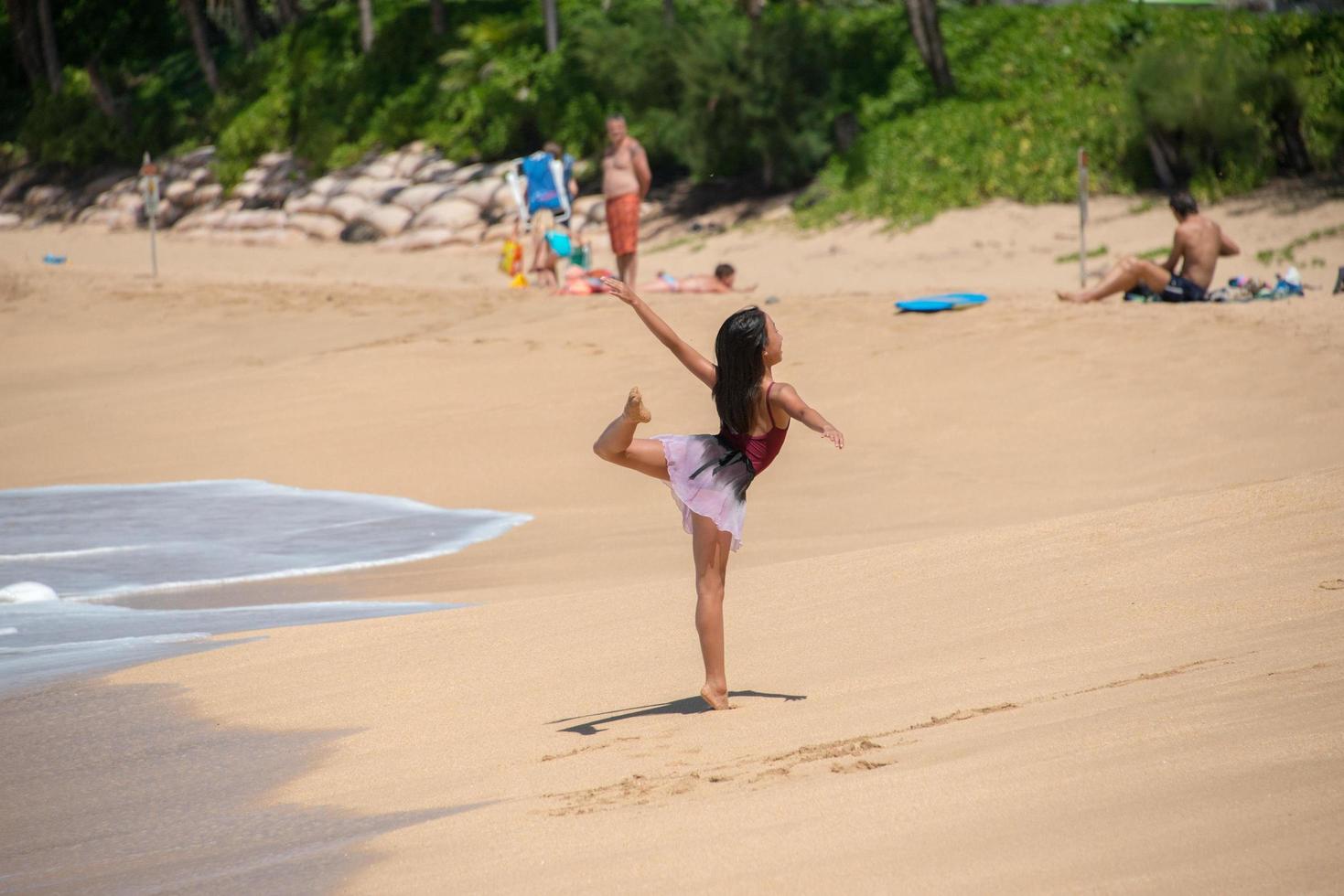 honolulu, usa - 14 de agosto de 2014 - gente divirtiéndose en la playa de hawaii foto