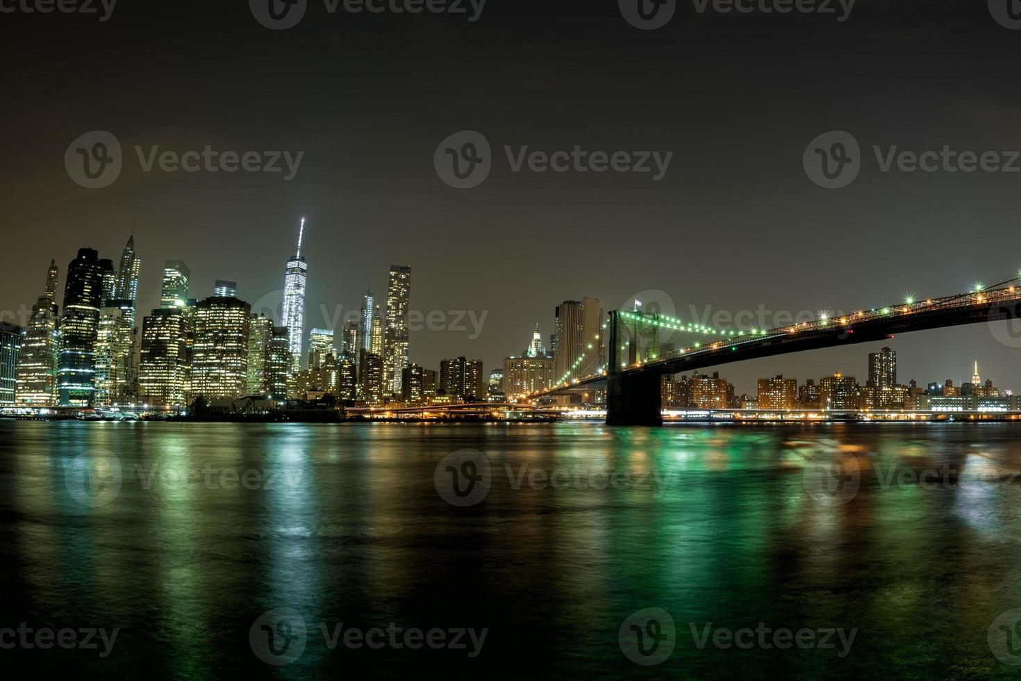 vista nocturna del paisaje urbano de nueva york desde brooklyn foto