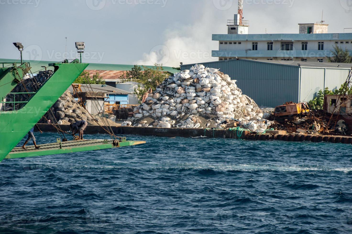 maldivas basura isla basura en llamas foto