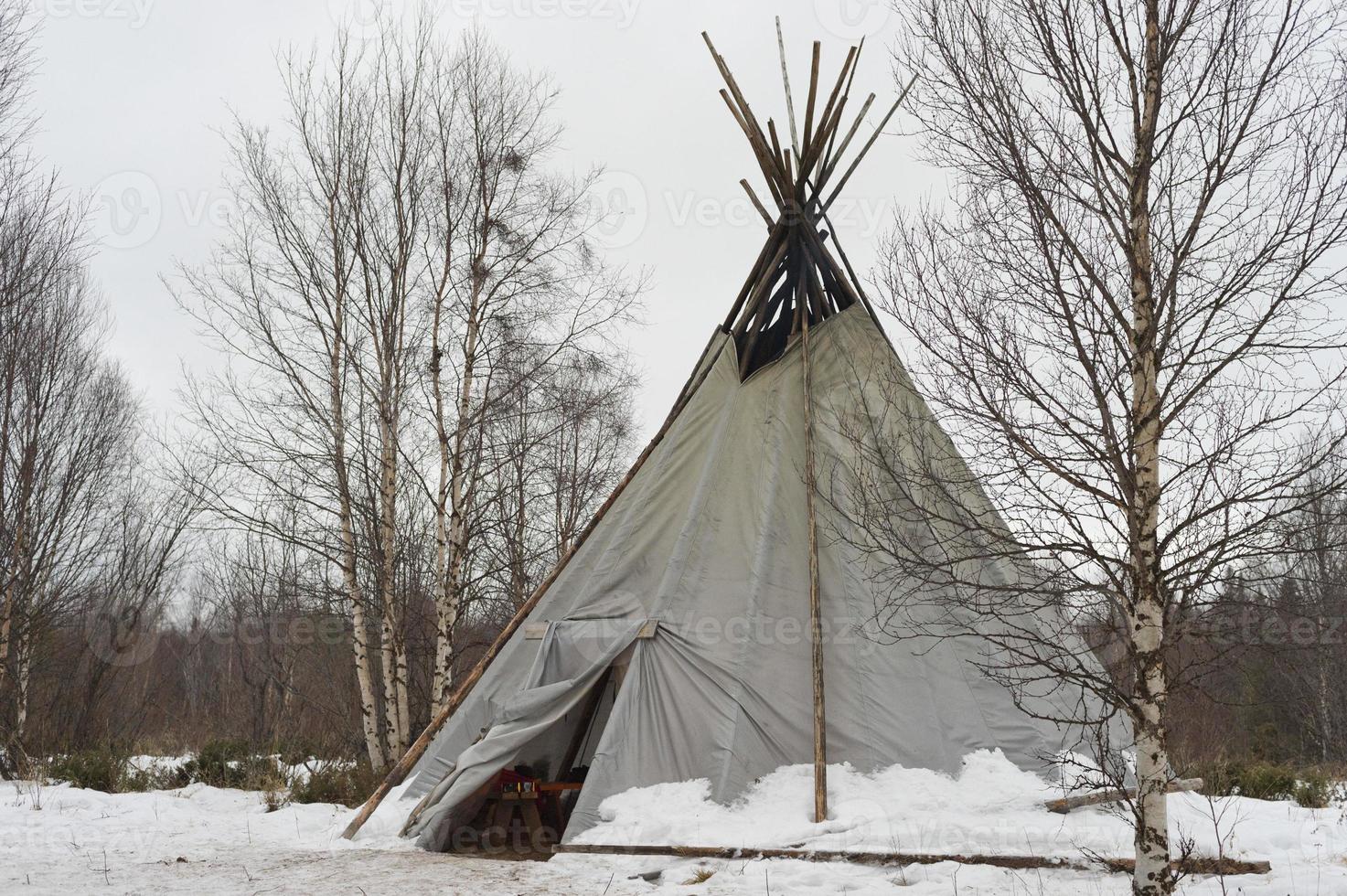 tipi en el fondo de la nieve foto