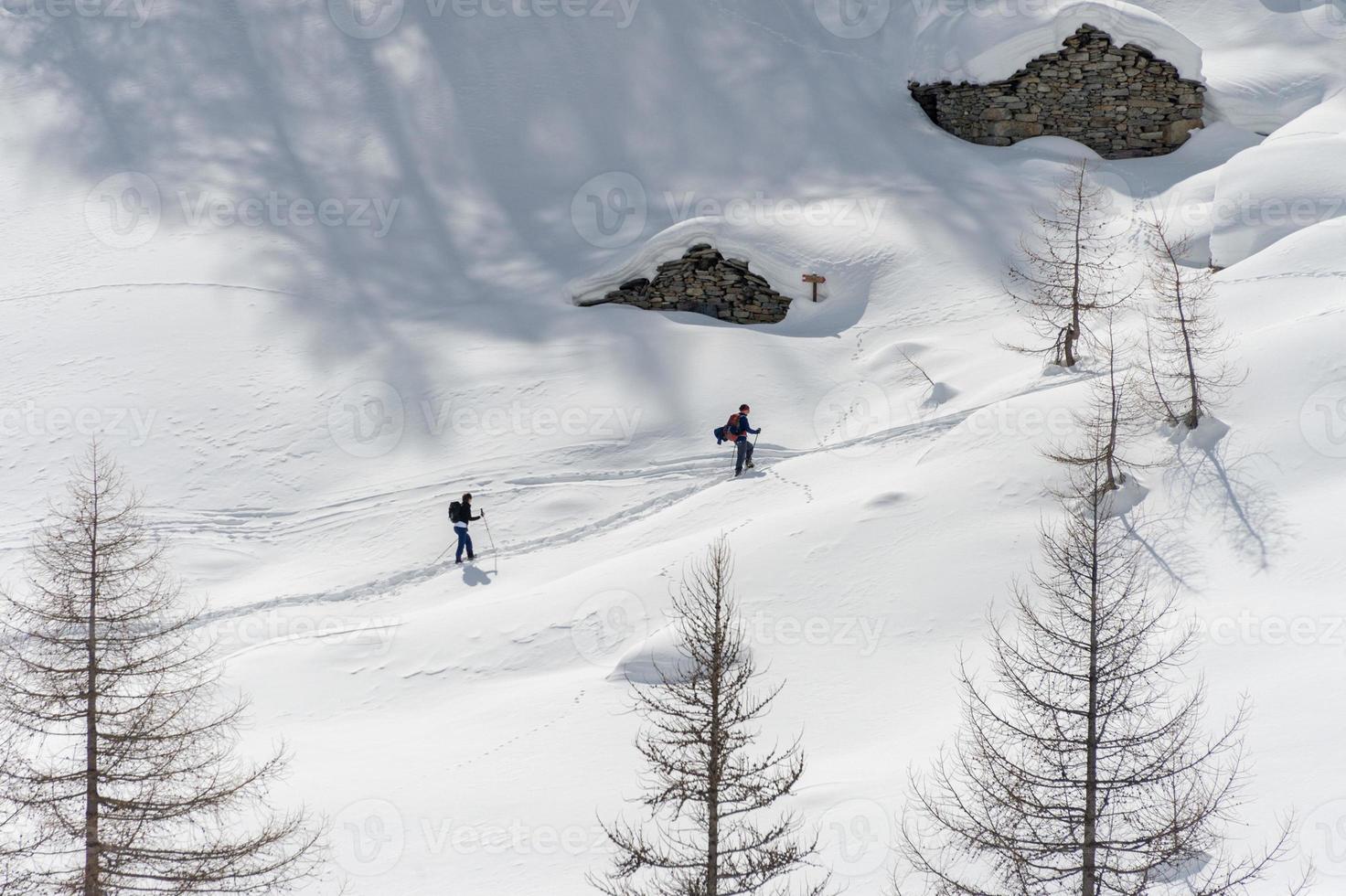 excursionistas de nieve en los alpes en italia foto