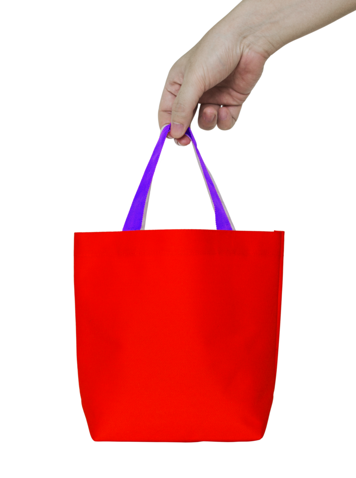 mão segurando o saco de tecido vermelho isolado com traçado de recorte para maquete png
