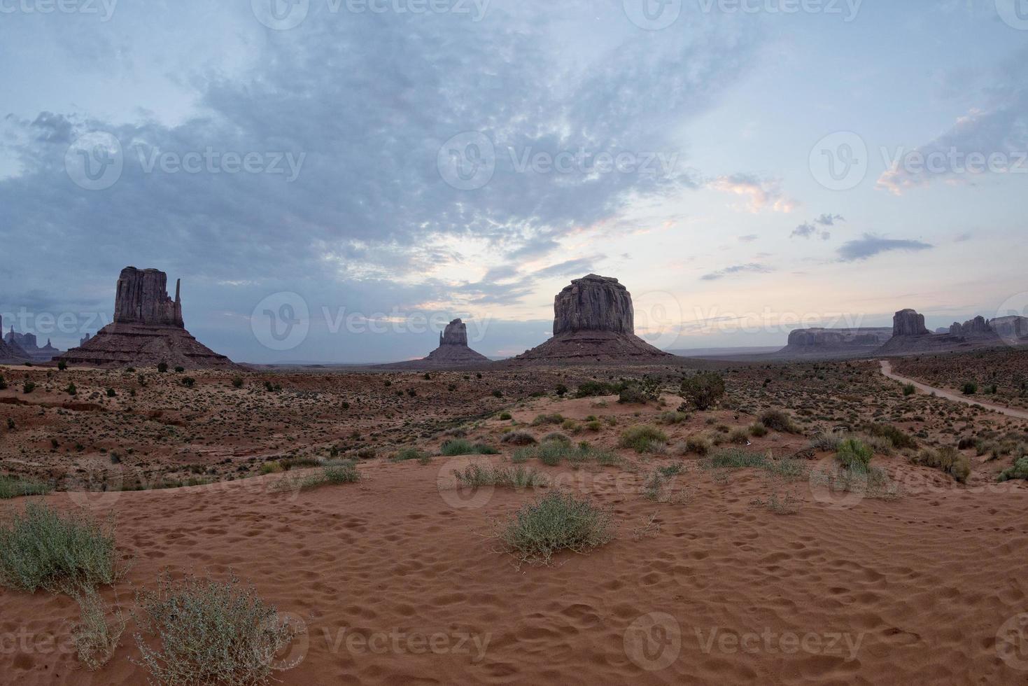 vista del valle del monumento arizona al amanecer con un maravilloso cielo nublado foto