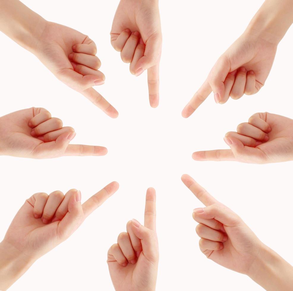 símbolo conceptual de la mano de la mujer que señala en el fondo blanco foto