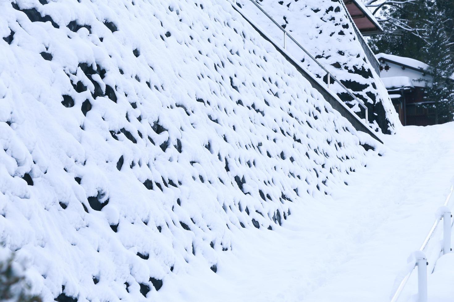 muro de piedra cubierto de nieve i foto