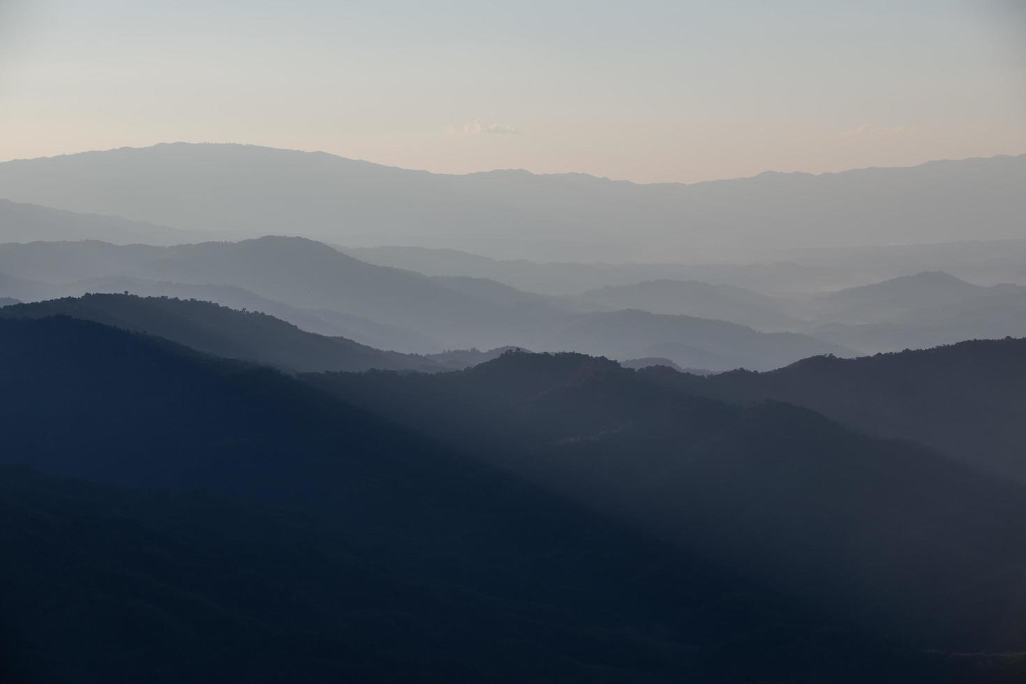 puesta de sol en las montañas foto