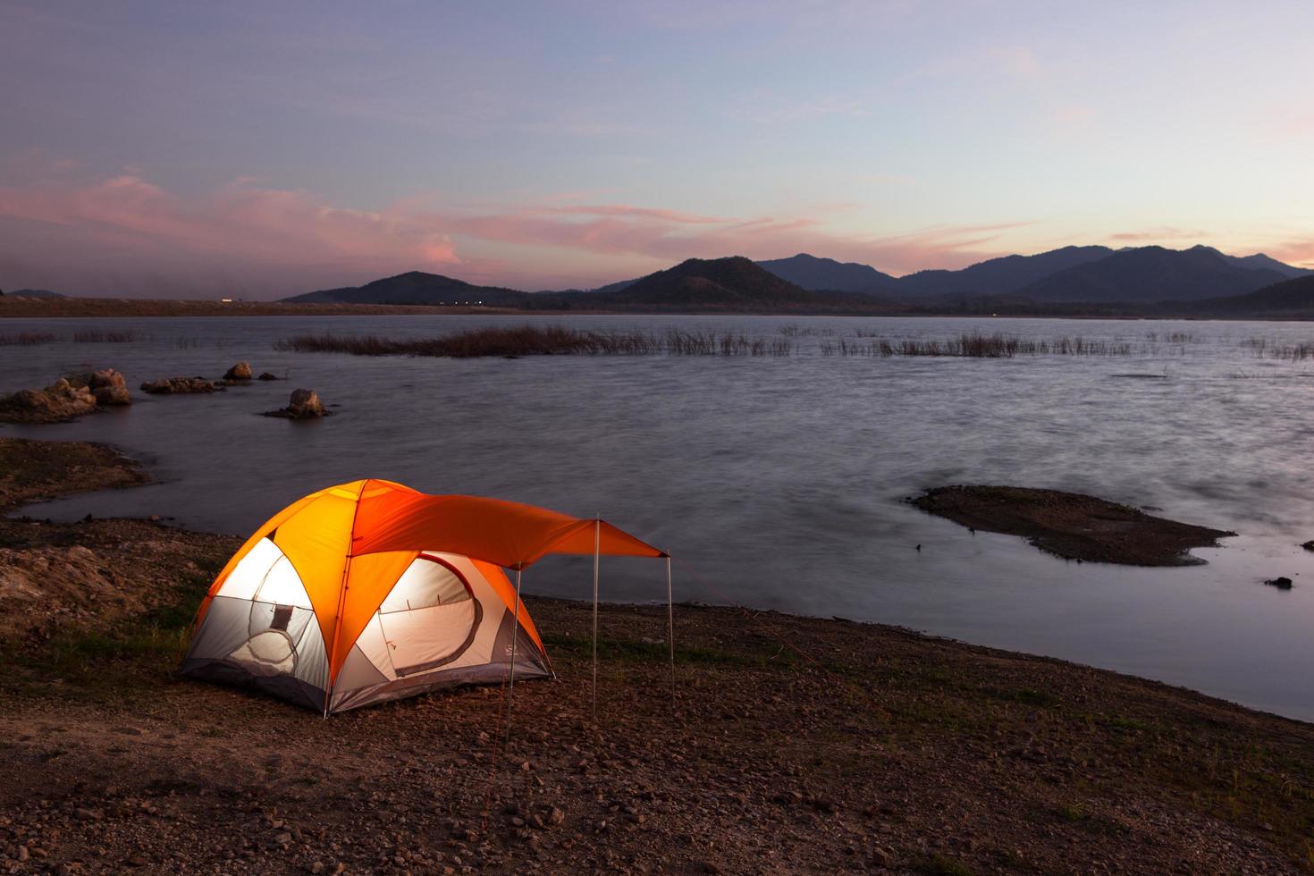 camping al lado del lago foto