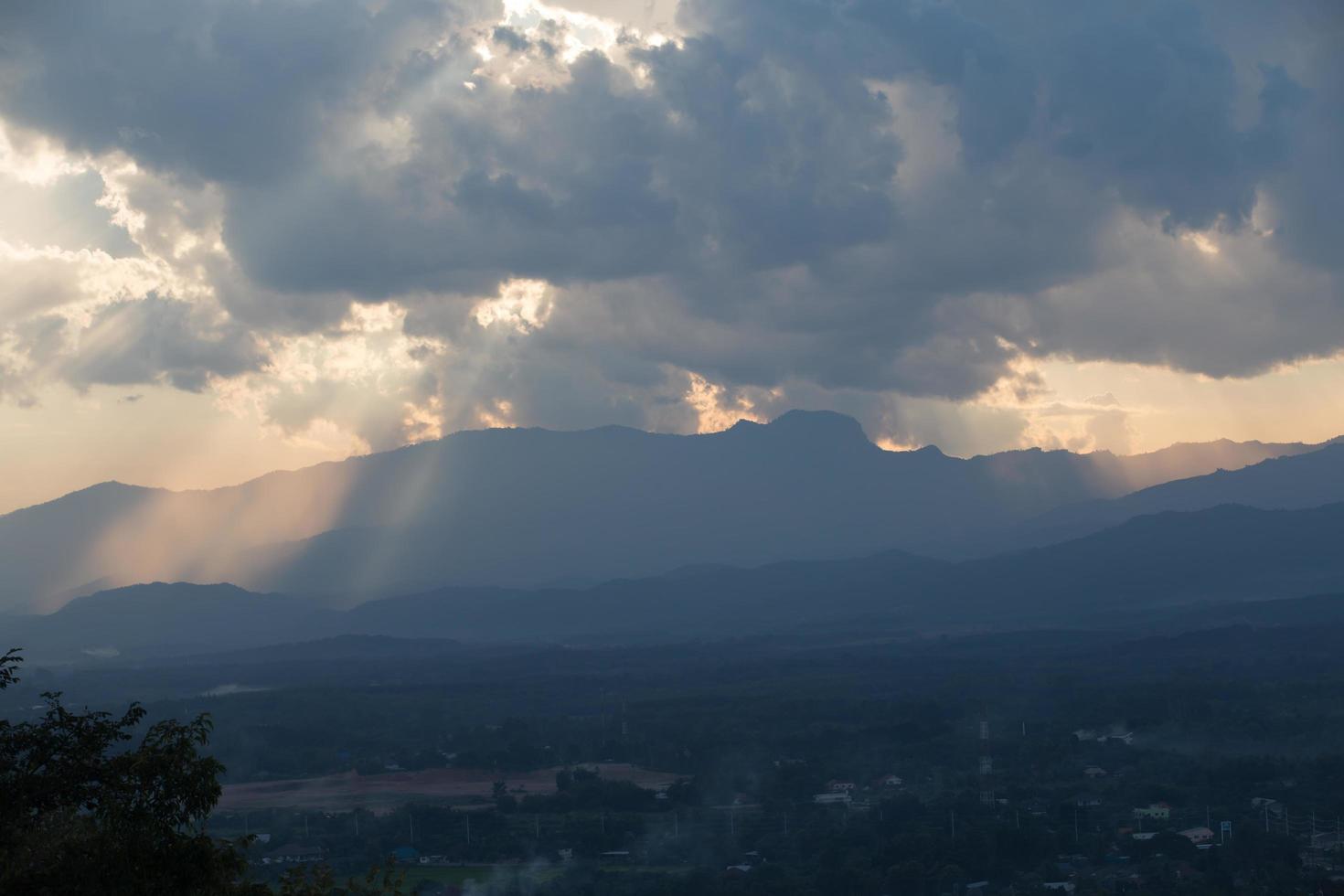 amanecer con nubes, luz y rayos foto