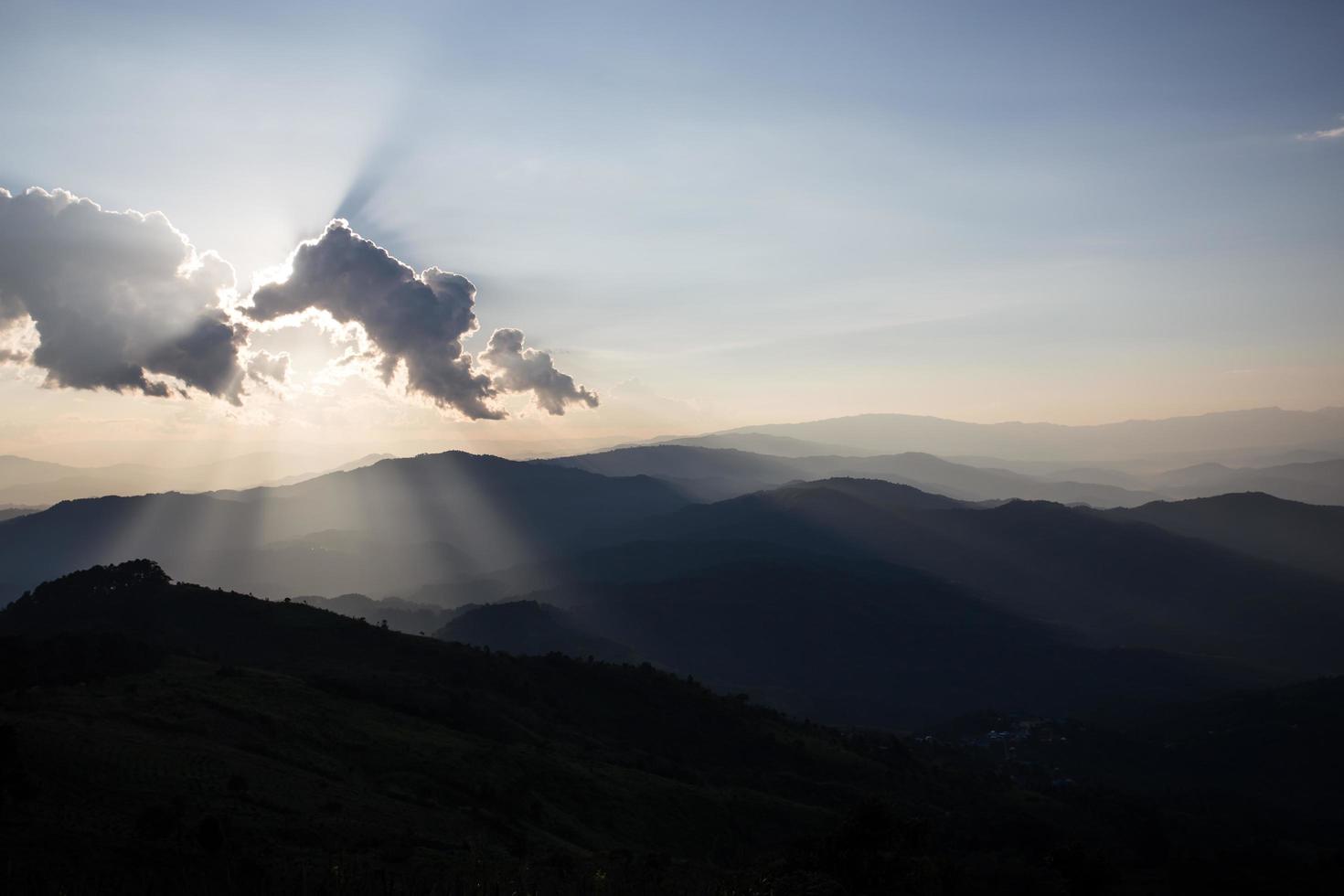 amanecer con nubes, luz y rayos foto