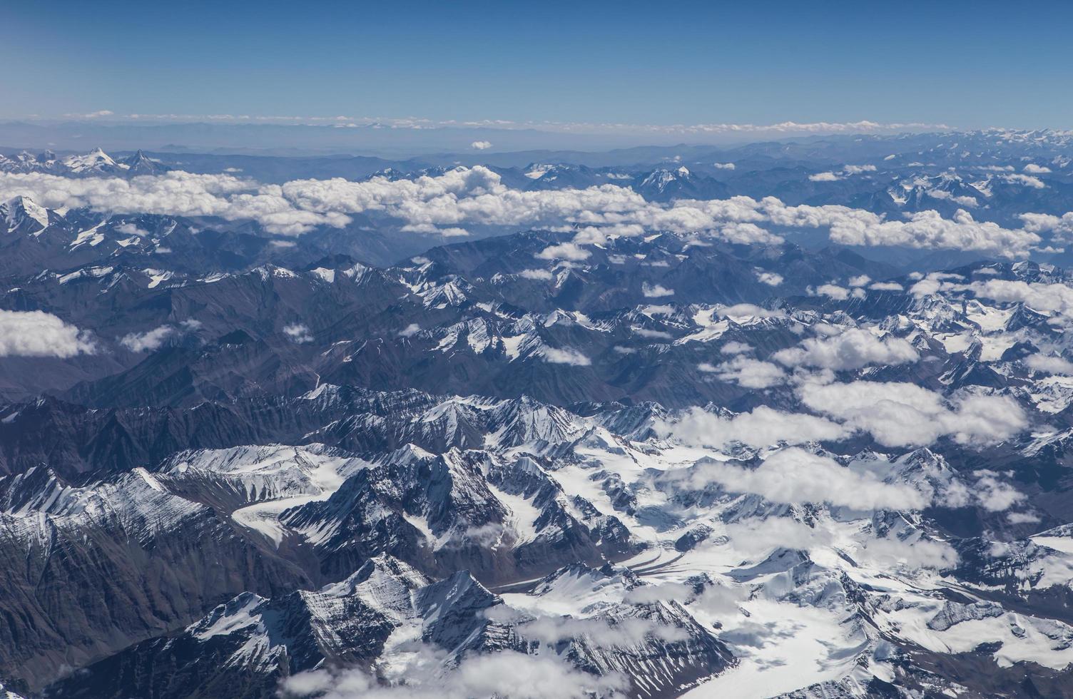 montañas del himalaya bajo las nubes foto