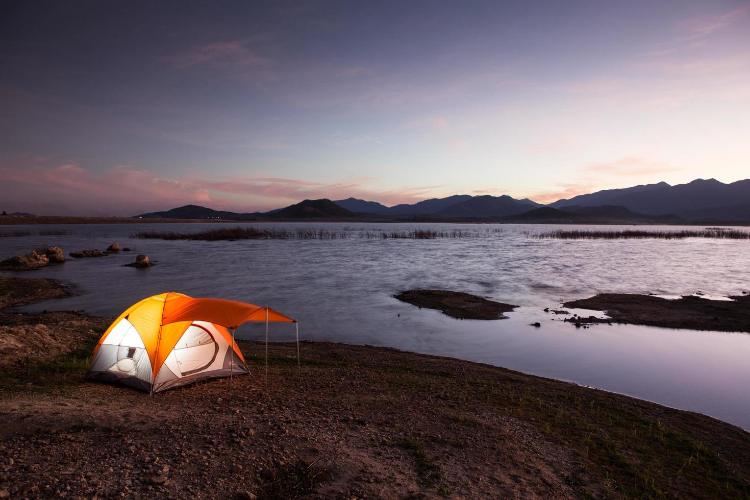 camping al lado del lago foto