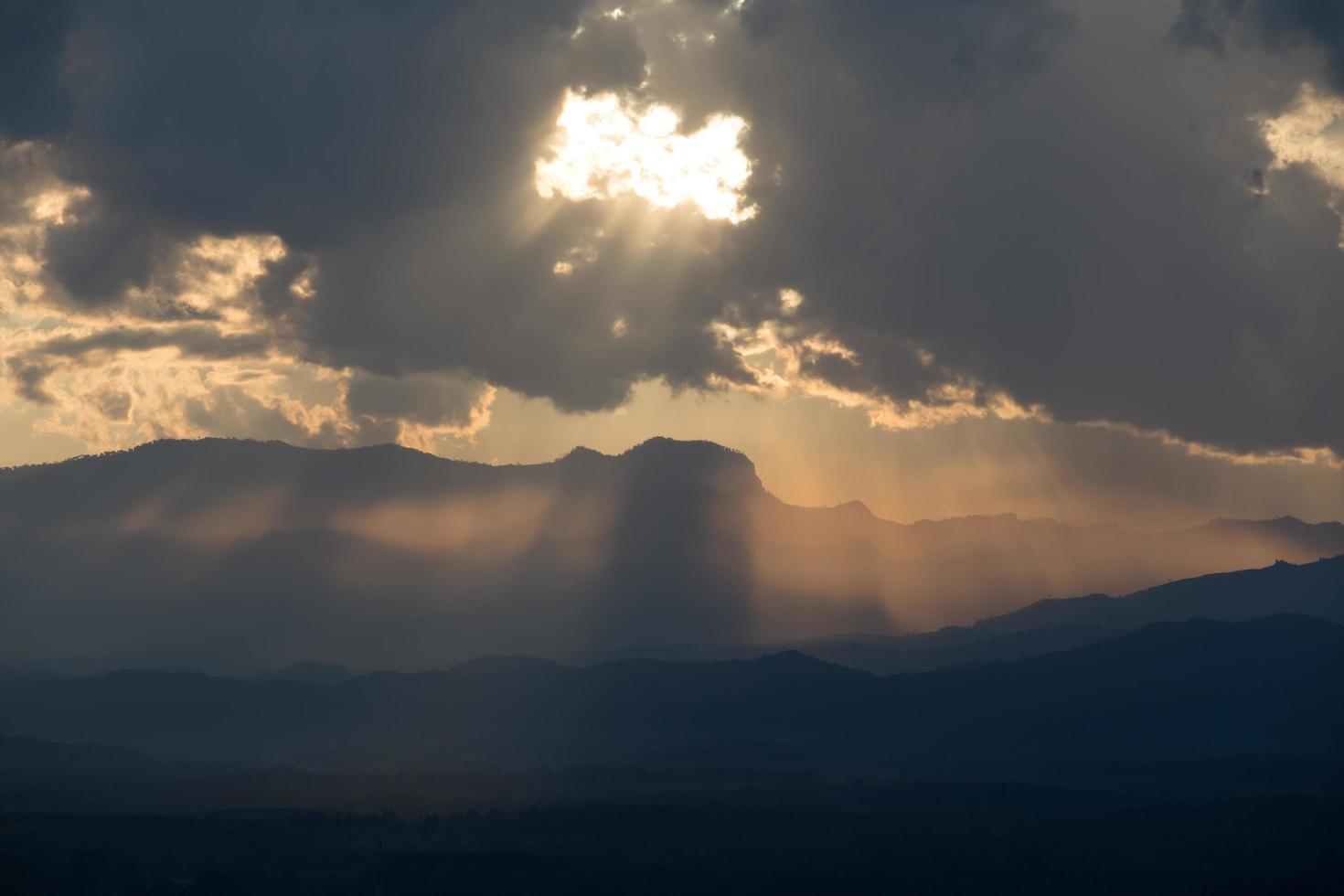 amanecer con nubes, luz y rayos foto