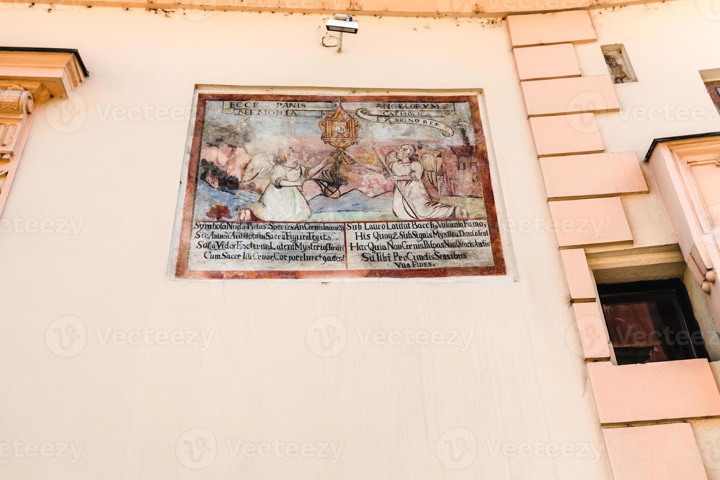 fresco medieval en la pared de la casa en bratislava foto