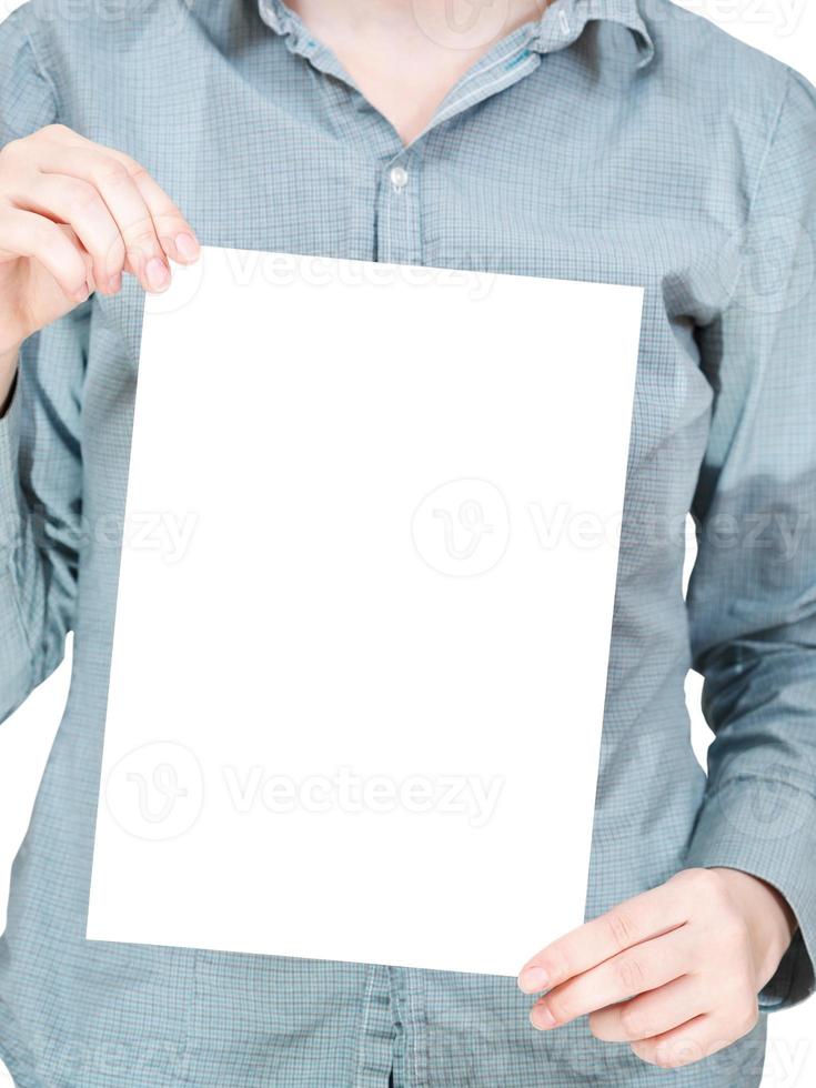 hoja de papel en blanco en manos femeninas foto