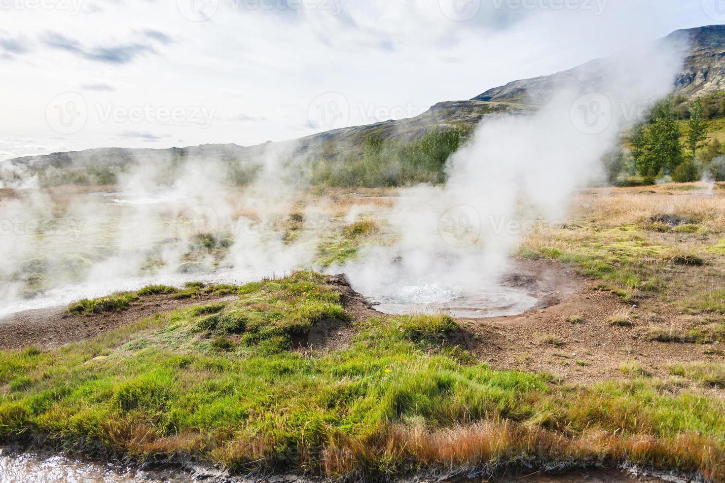 piscina de géiseres en el valle de haukadalur en islandia foto