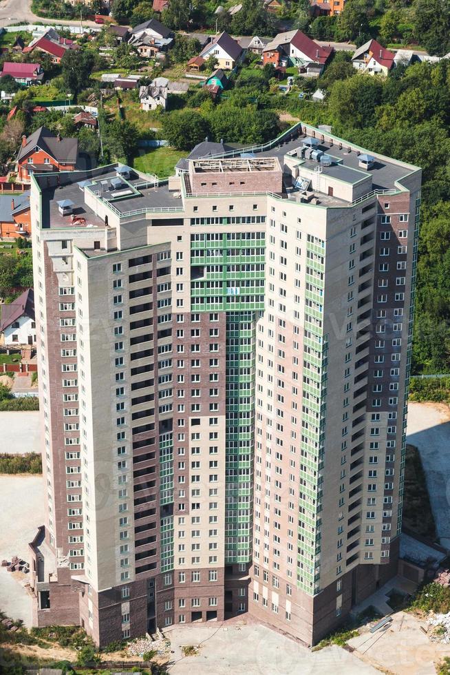 vista anterior de la nueva casa de apartamentos de gran altura foto