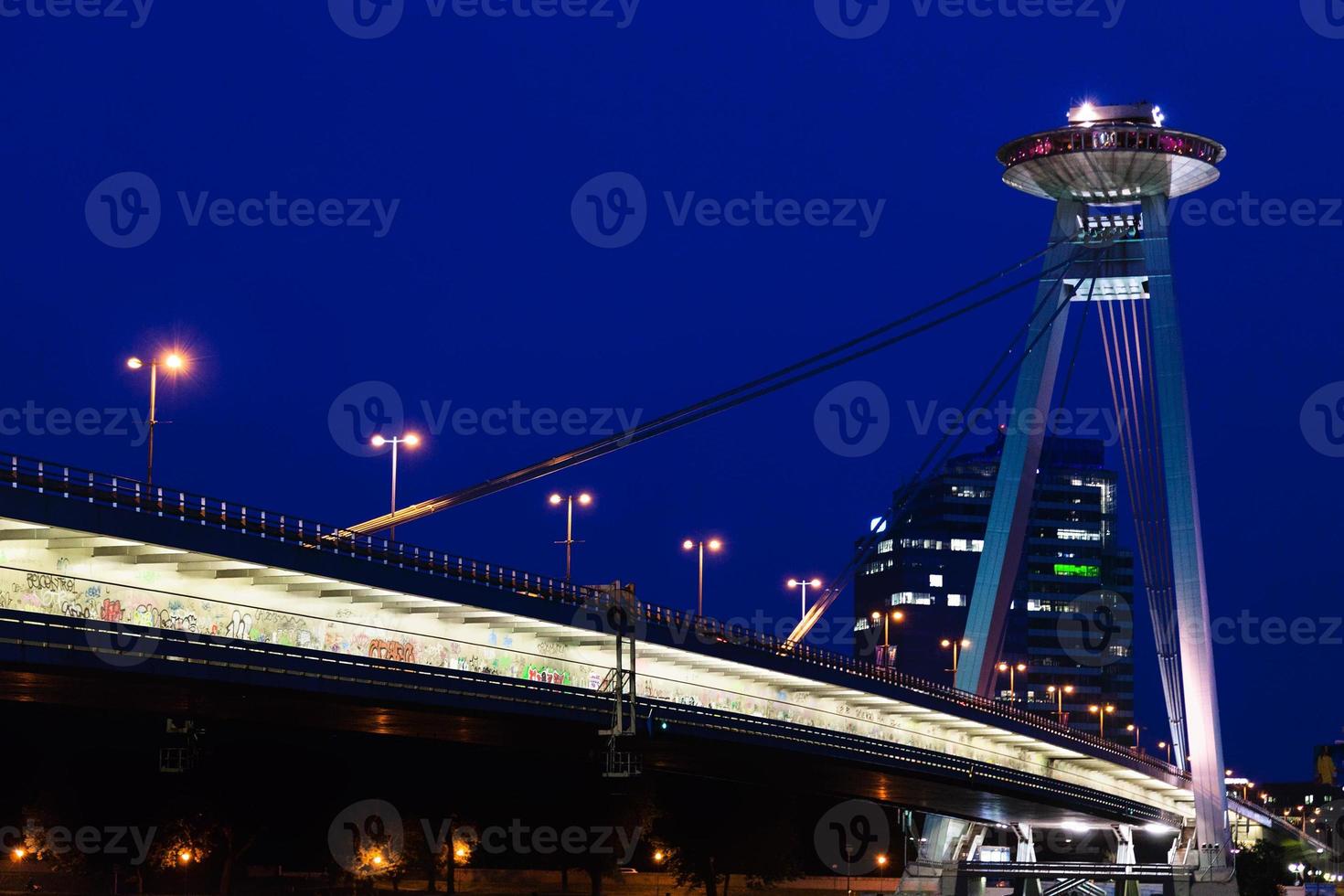 vista de la mayoría del puente snp en bratislava en la noche foto