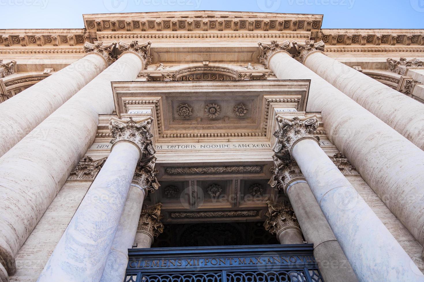 columnas de la basílica de lateran en la ciudad de roma foto