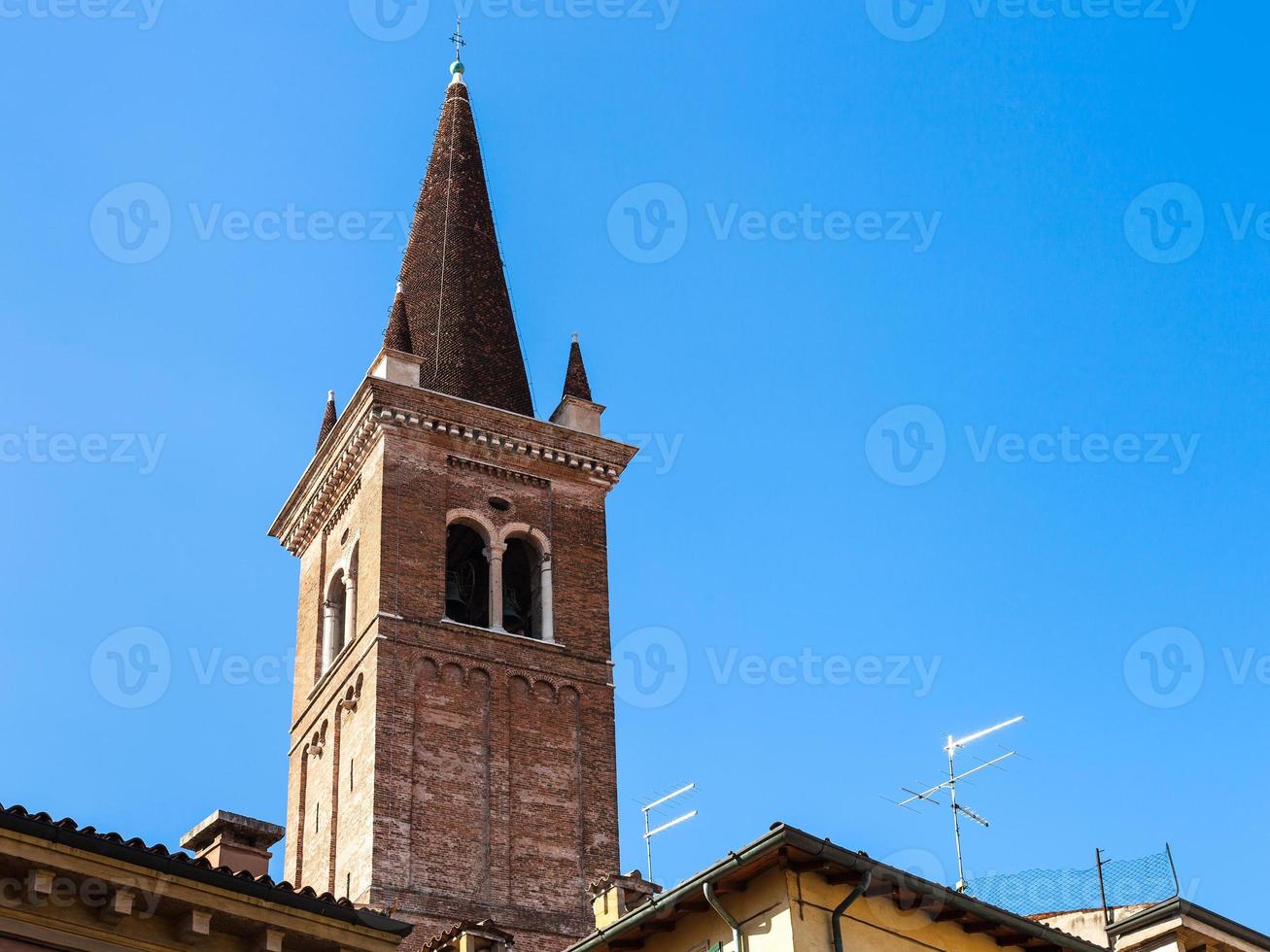 vista de la torre de chiesa di san tomaso becket foto