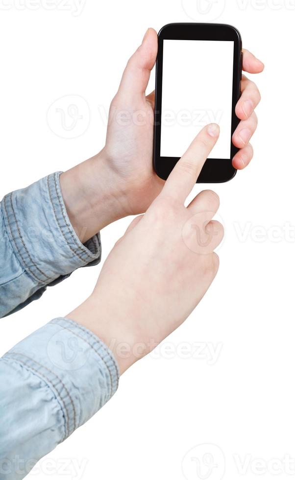 mano en camisa haciendo clic en smartphone aislado foto