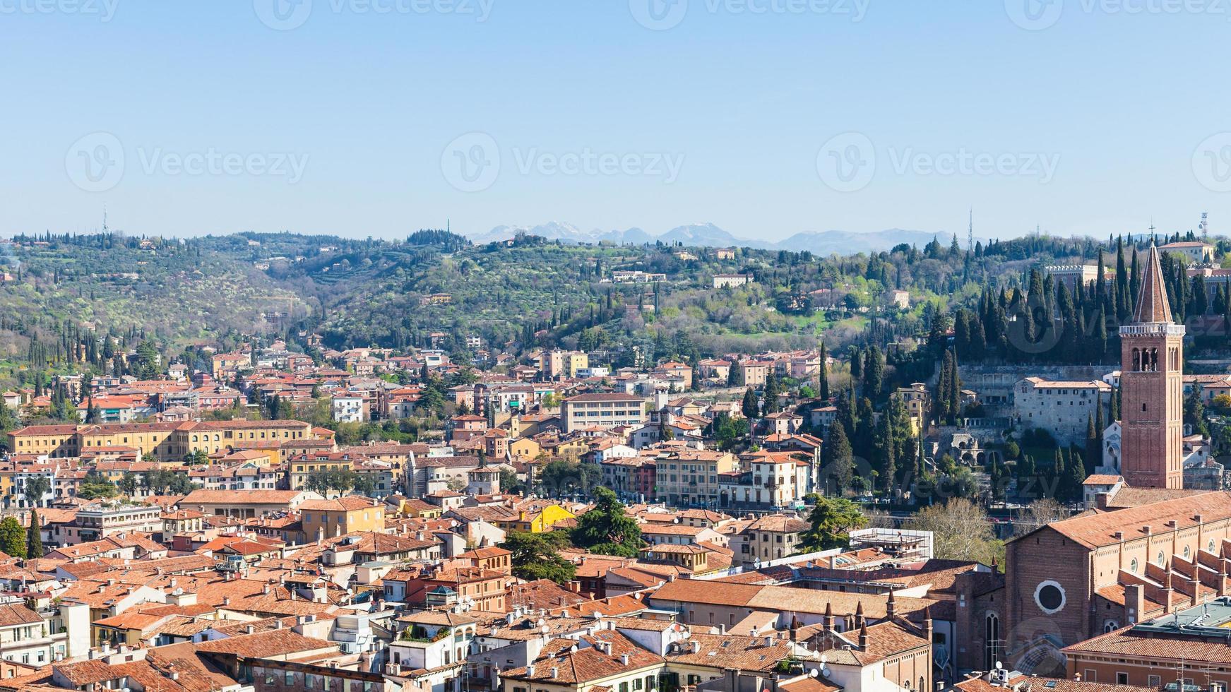 vista anterior de la ciudad de verona con la iglesia de sant'anastasia foto