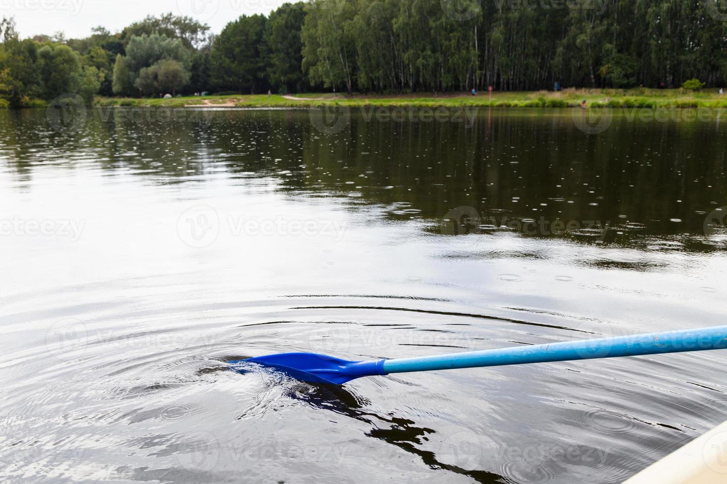 flotar en bote con remos en el estanque de la ciudad foto