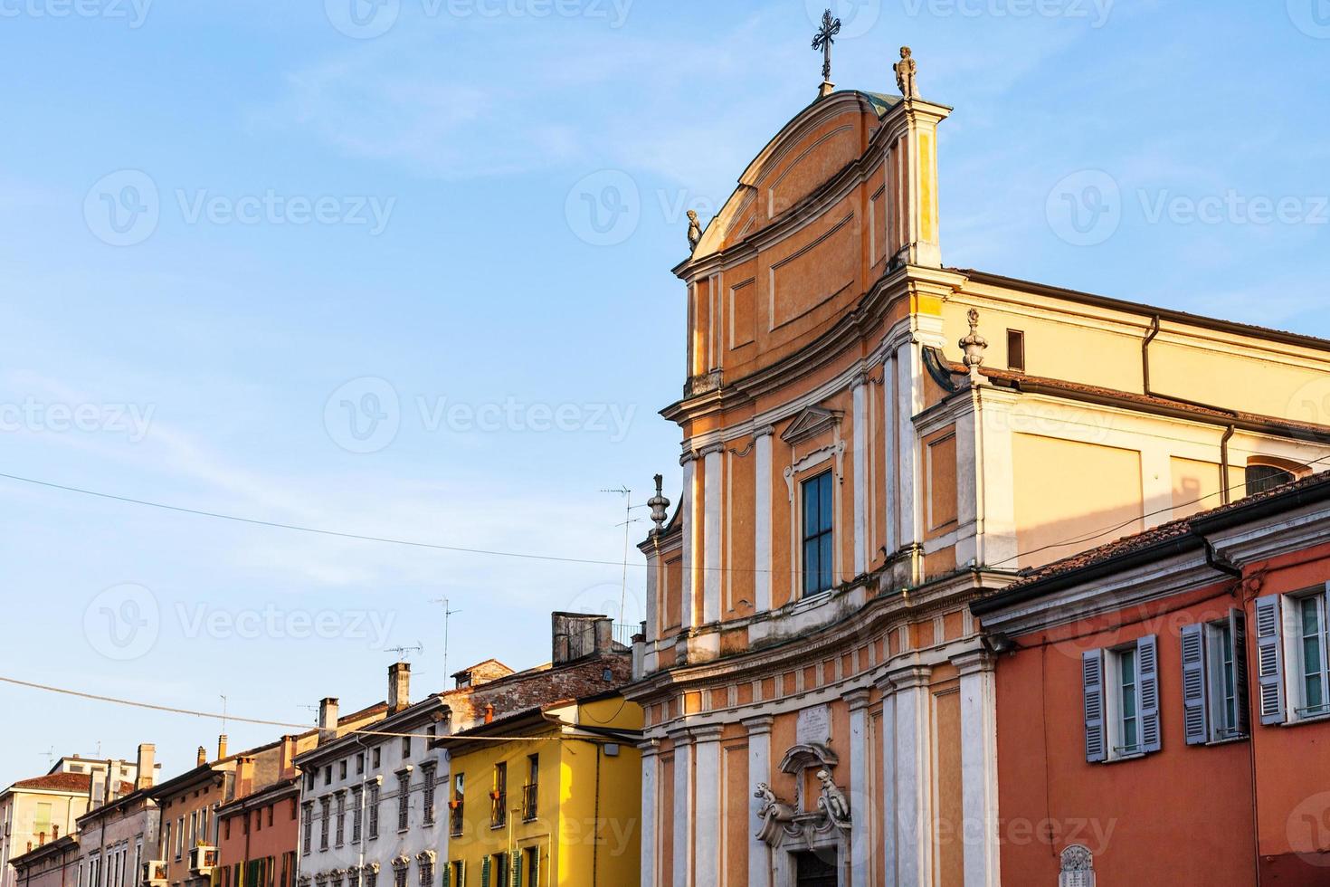 fachada de chiesa di ognissanti en la ciudad de mantua foto