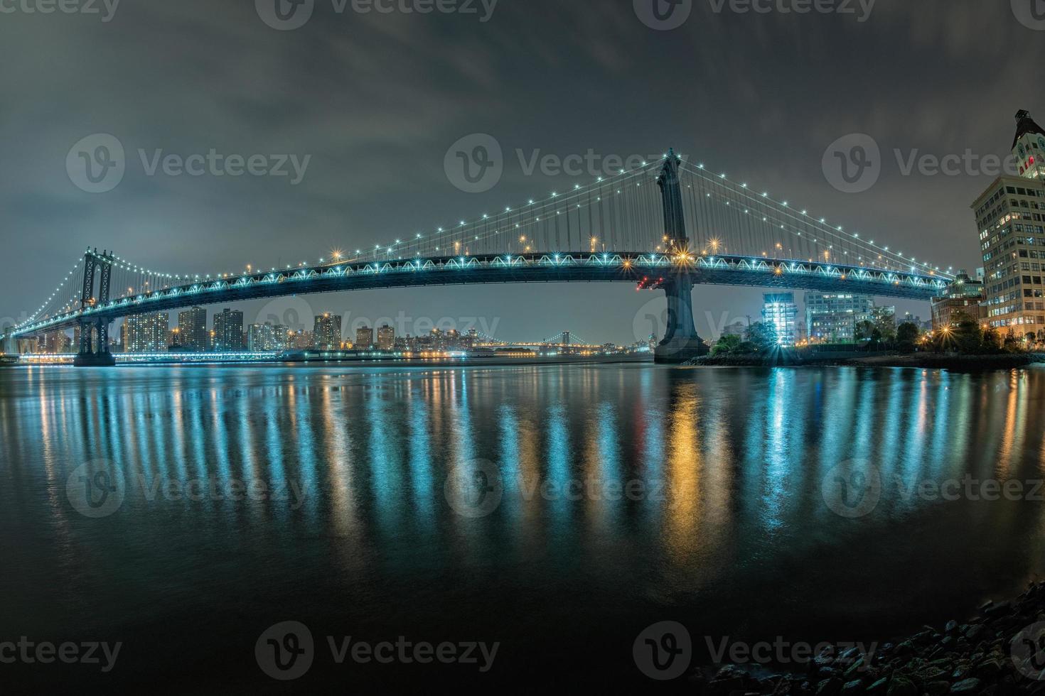 vista nocturna de manhattan desde brooklyn foto