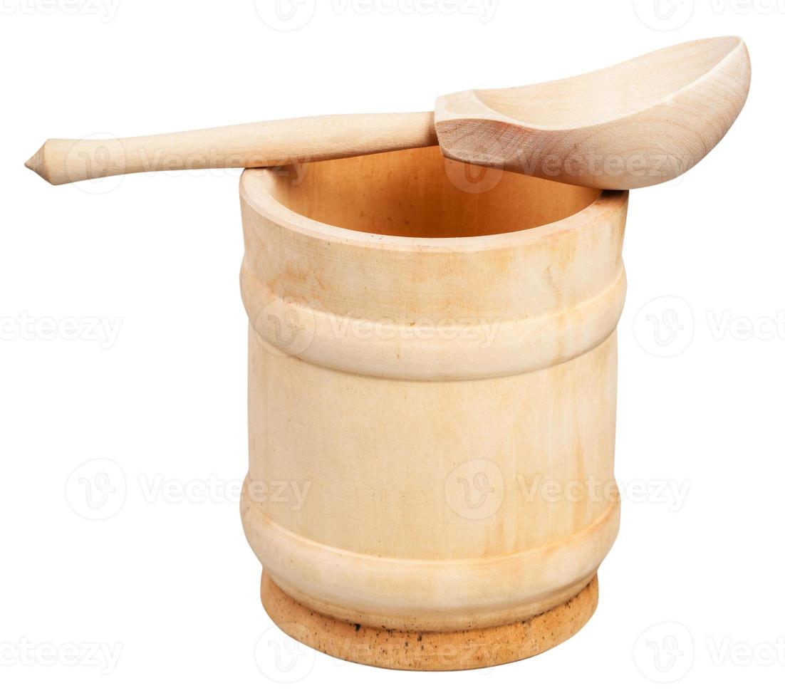 taza de madera y cuchara de madera aislada en blanco foto