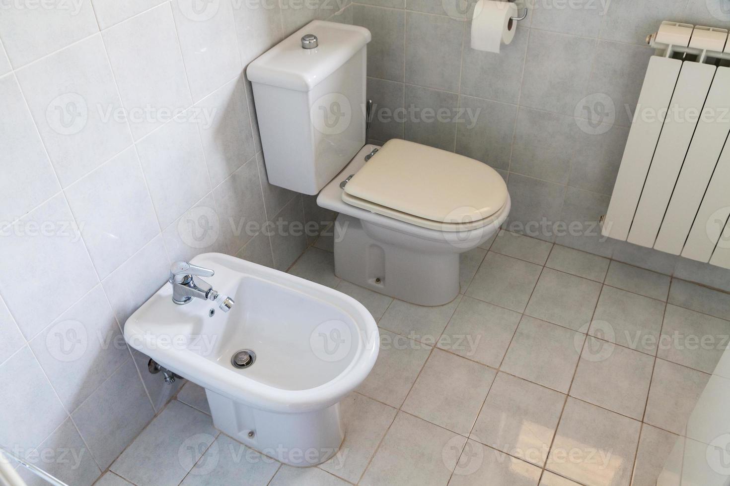 cuarto de baño moderno blanco típico foto