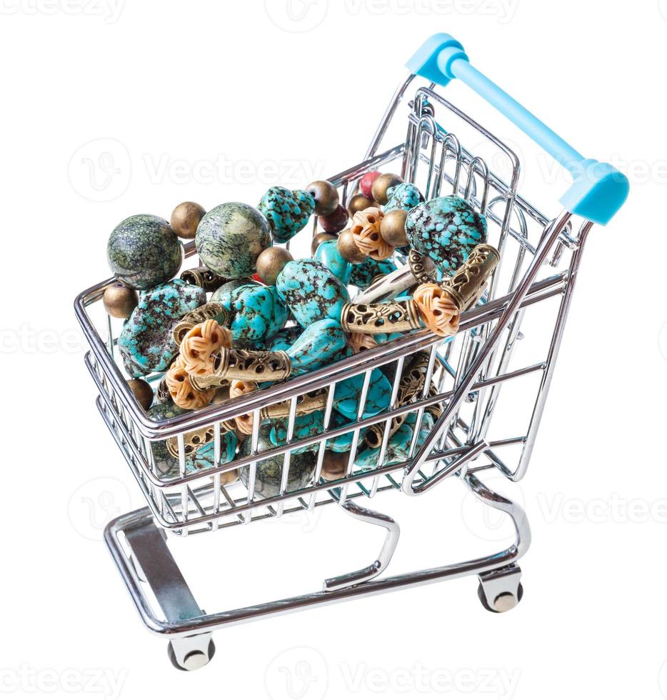 carrito de compras con collar de piedras preciosas foto