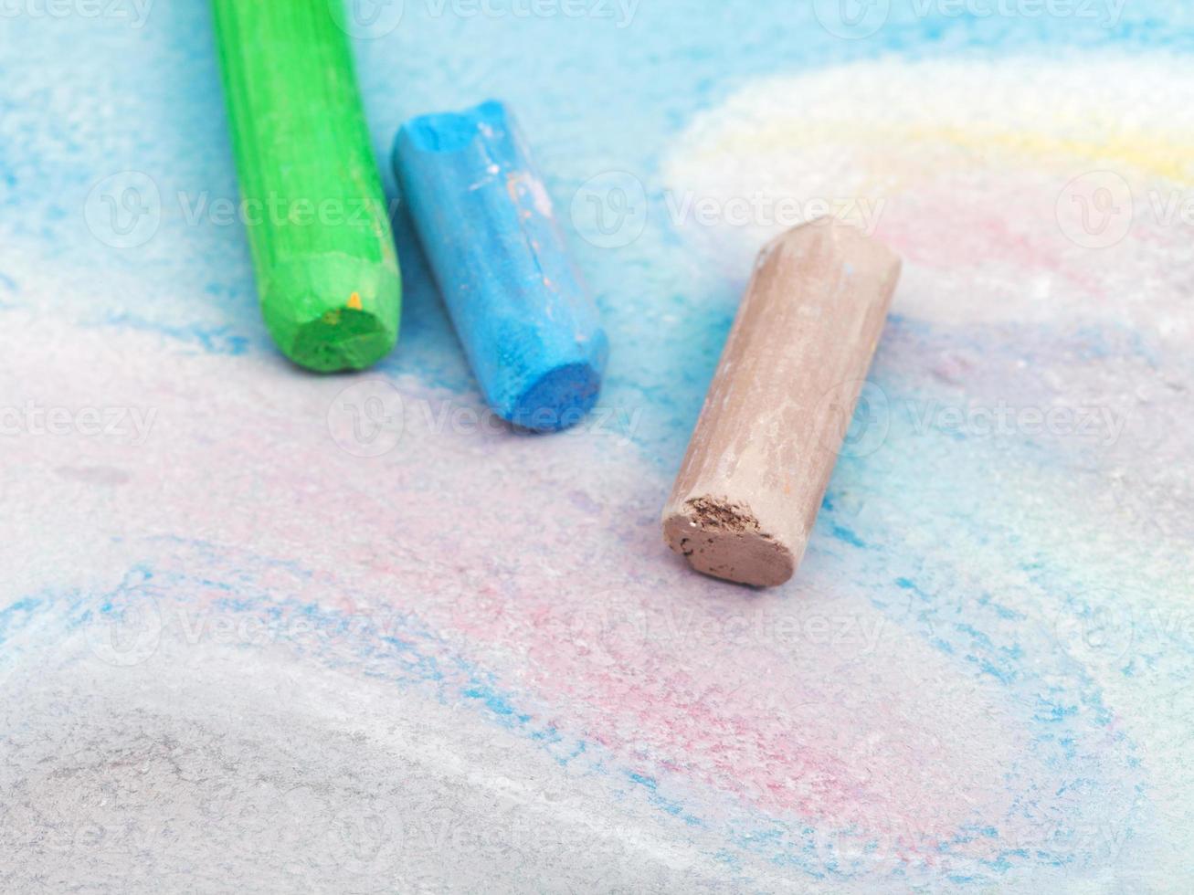 tres palos usados de pastel seco en la pintura foto