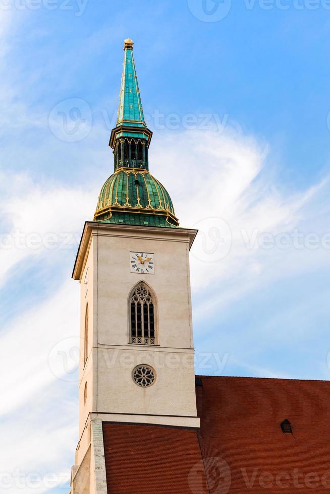 torre del reloj de st. catedral de san martin en bratislava foto