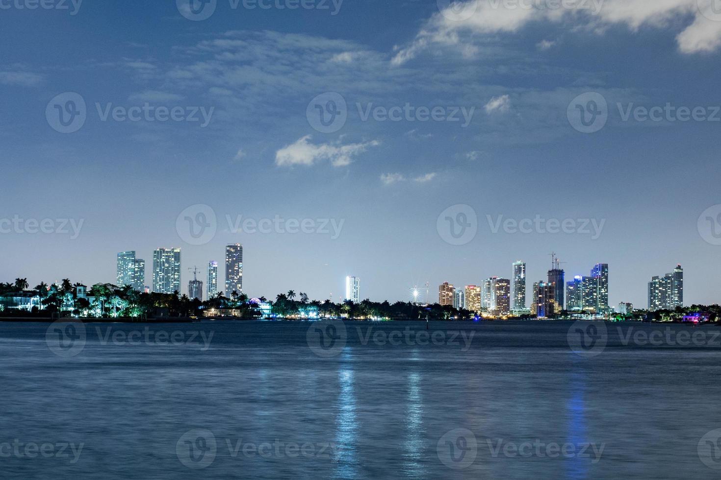 panorama de vista nocturna del centro de miami foto