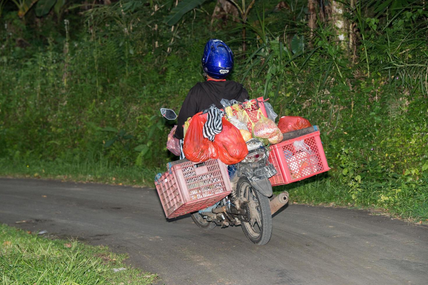 denpasar, bali, indonesia - 15 de agosto de 2016 - gente de indonesia en bicicleta foto