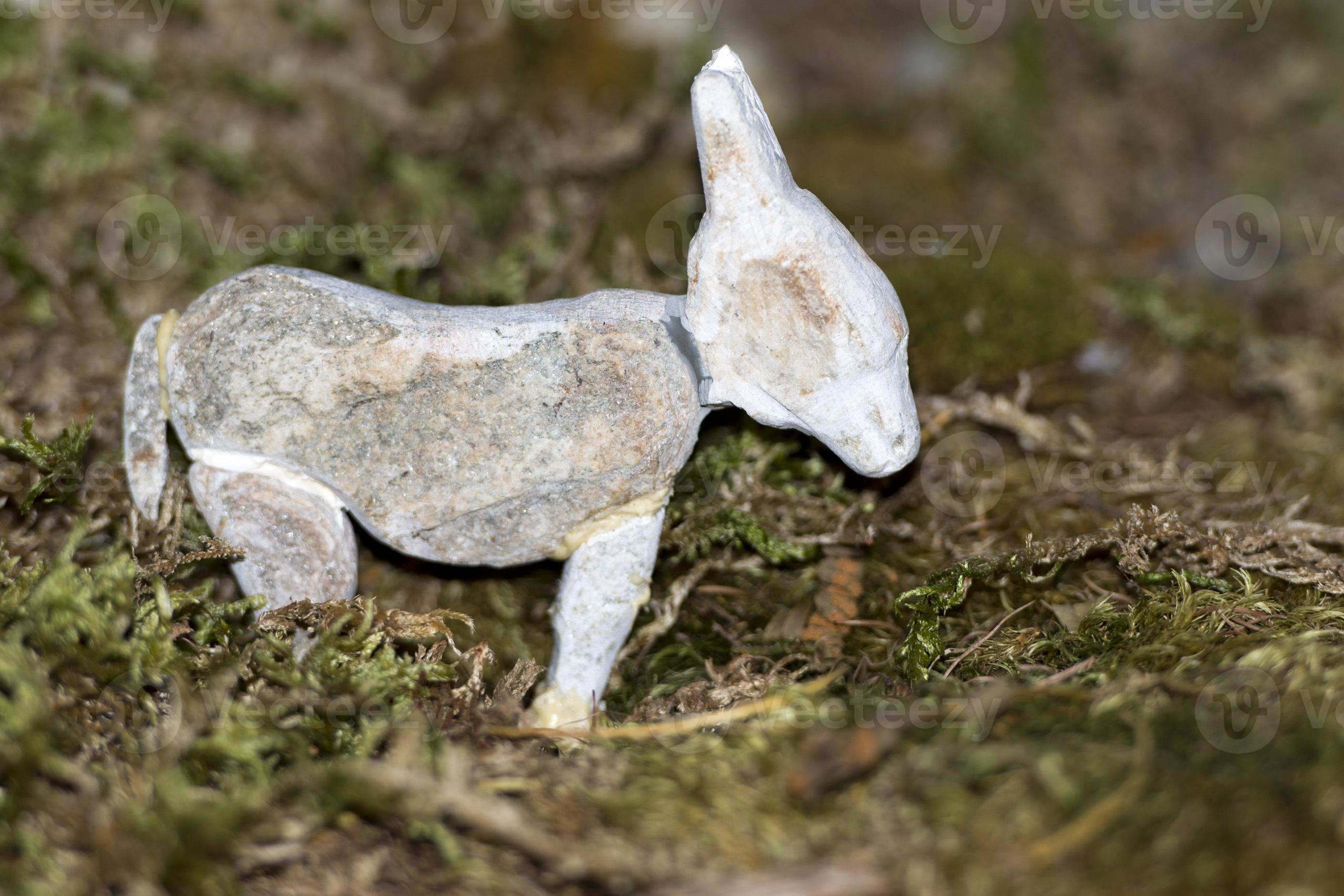 small dog statue 12250355 Stock Photo at Vecteezy
