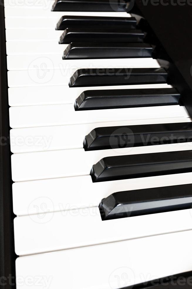 side view keys of synthesizer photo