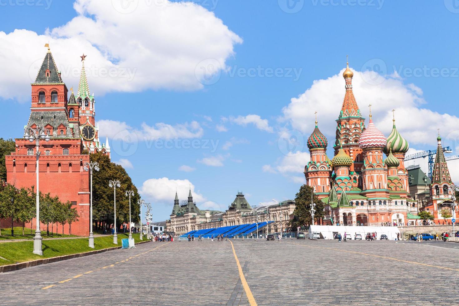 descenso de vasilevsky y torres del kremlin de moscú foto