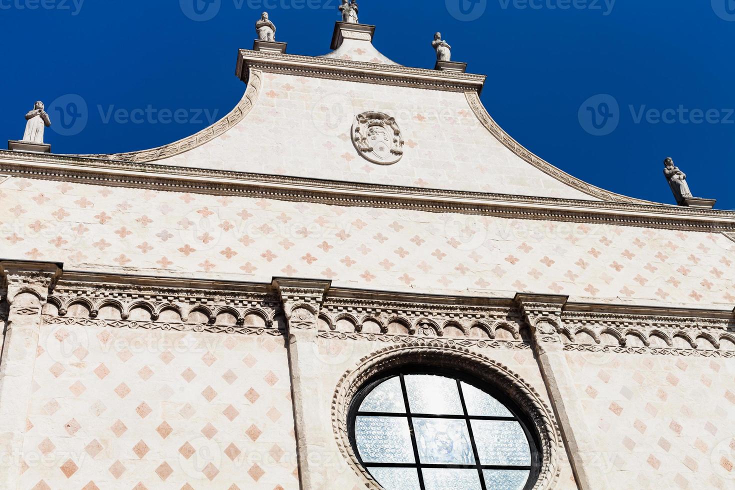 frontón de la catedral del duomo en vicenza foto