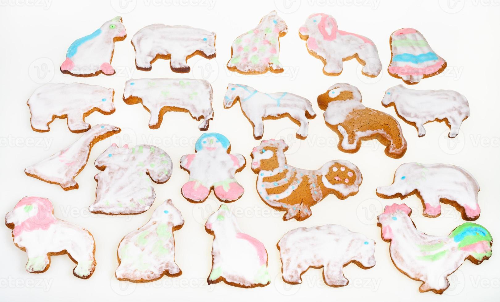 muchas figuras de navidad cookies sobre fondo blanco foto