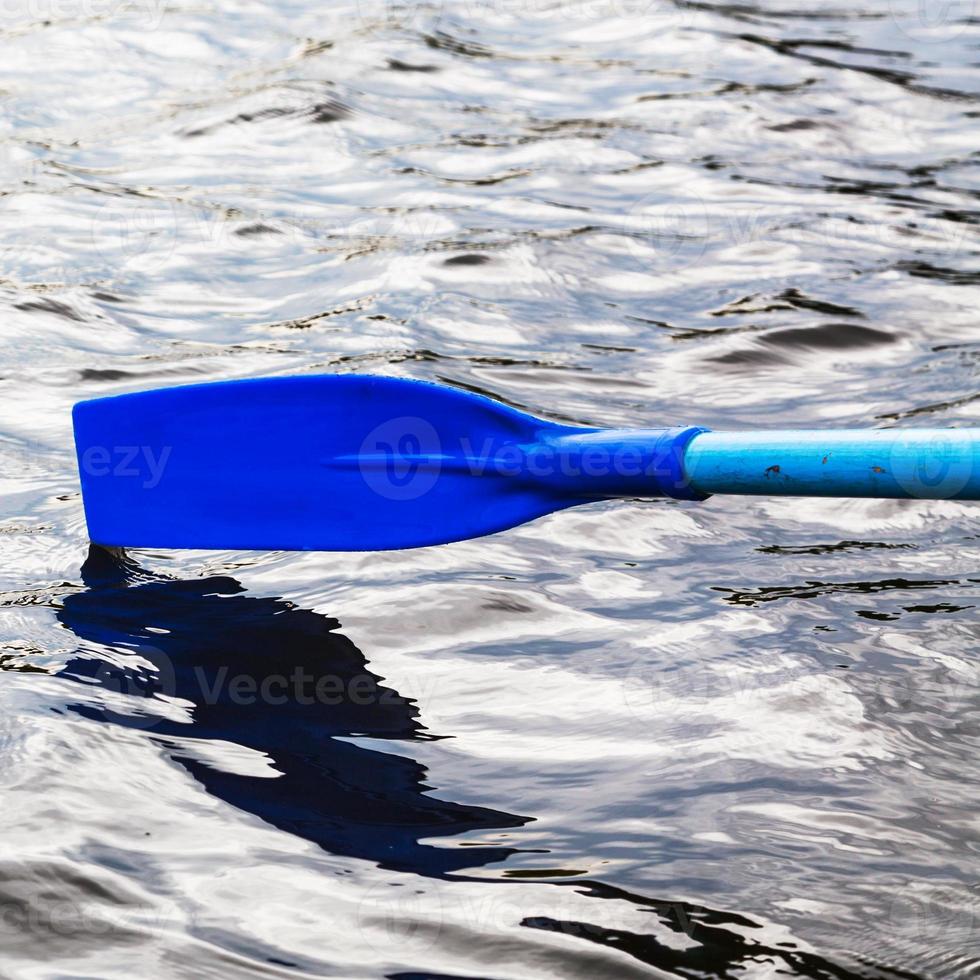 remar sobre el agua durante el bote de remos foto