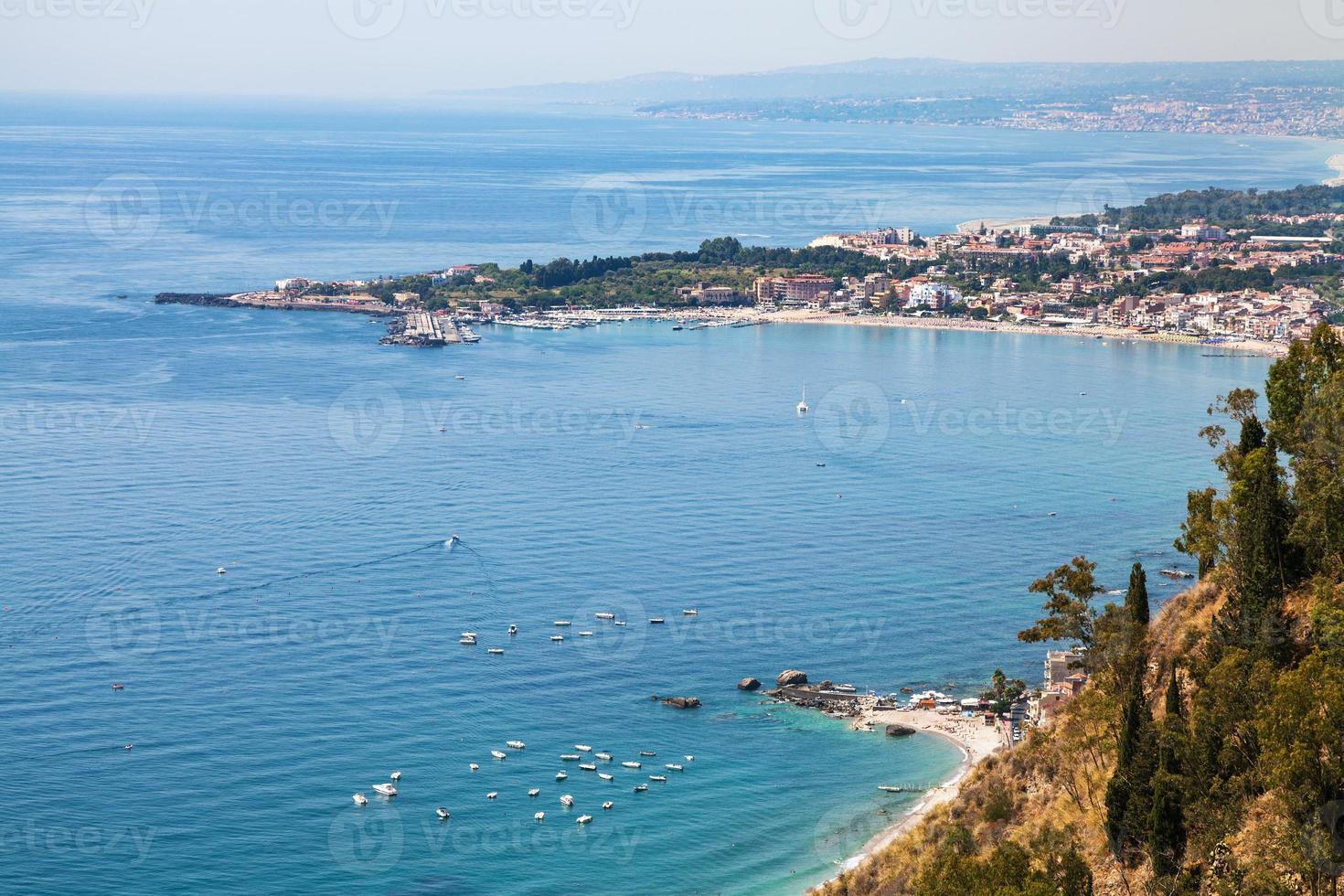 vista del mar desde piazza ix aprile en la ciudad de taormina foto