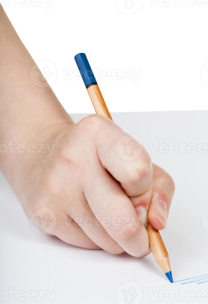 la mano escribe con lápiz azul en una hoja de papel foto