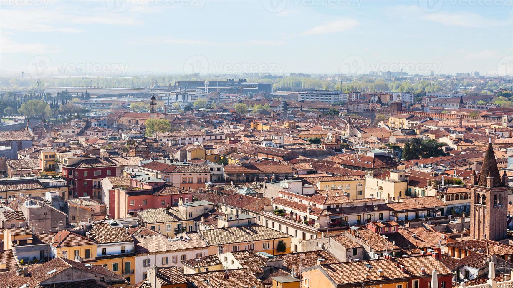 vista superior de la ciudad de verona en primavera foto