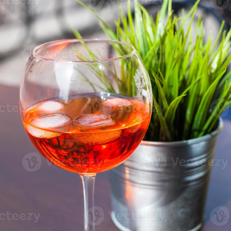 bebida de cóctel spritz con hielo en la mesa foto