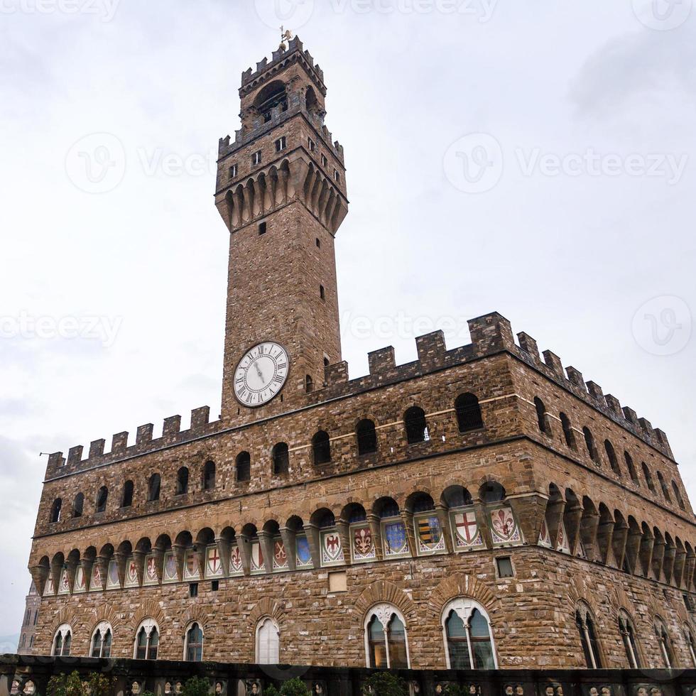 palazzo vecchio antiguo palacio, ayuntamiento bajo la lluvia foto