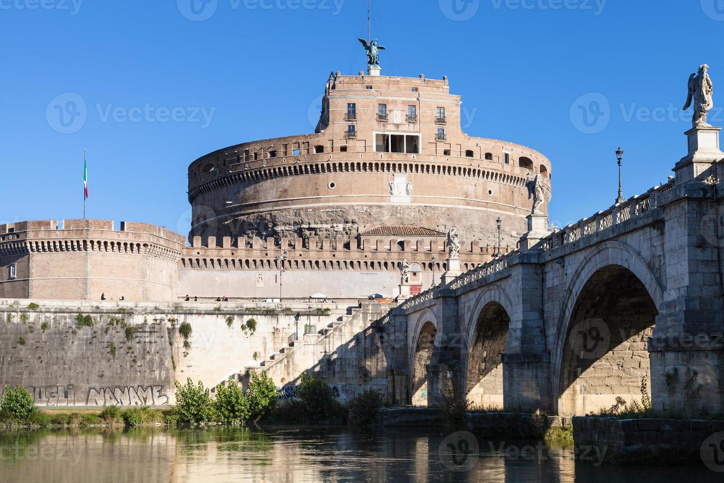 castillo de santo ángel y puente de san ángel en roma foto