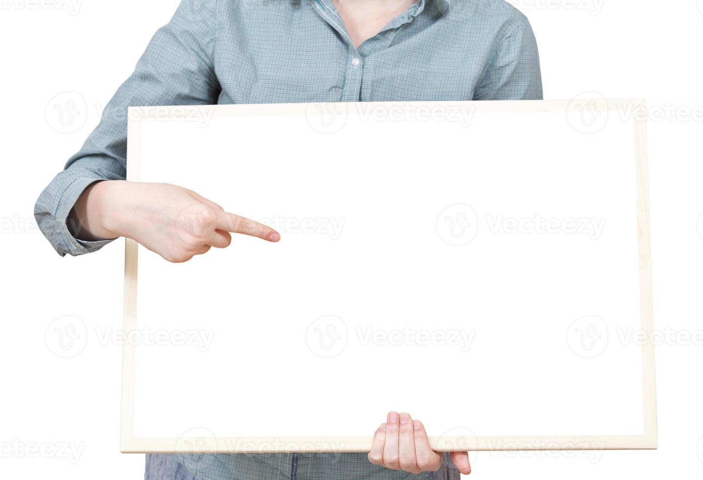 señalando en el tablón de anuncios en blanco en la mano femenina foto